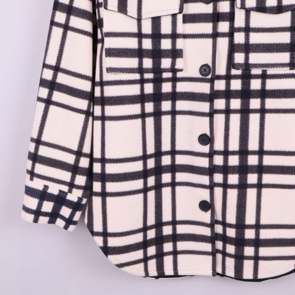 Rutigt tyg och knappdetaljer