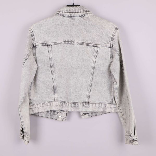 Baksidan på jeansjackan