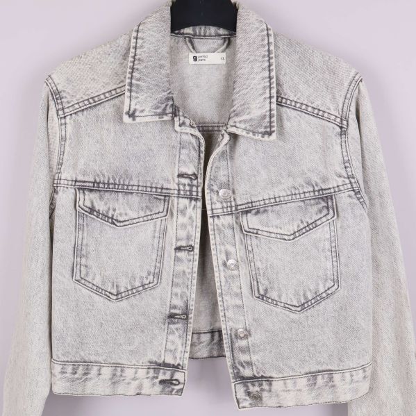 Detaljer på jackans framsida