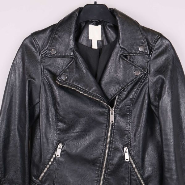 Bikerjacka med krage och detaljer