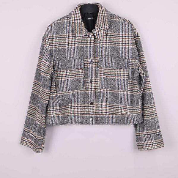 Framsida av rutig jacka