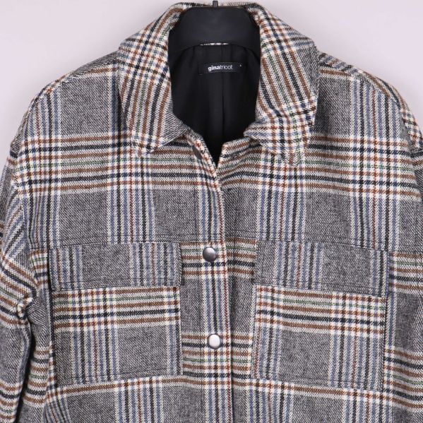 Detaljerad vy av krage och fickor