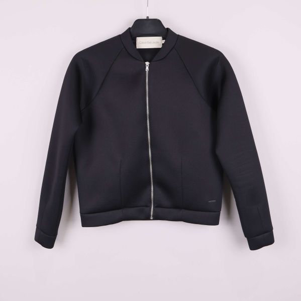 Framifrån svart bomberjacka