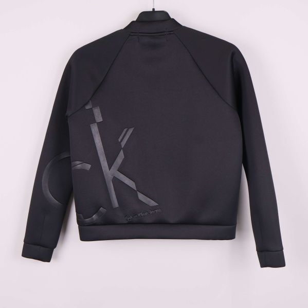 Stor logotyp på jackans rygg