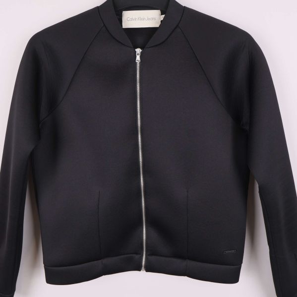 Jacka med raka linjer och dragkedja