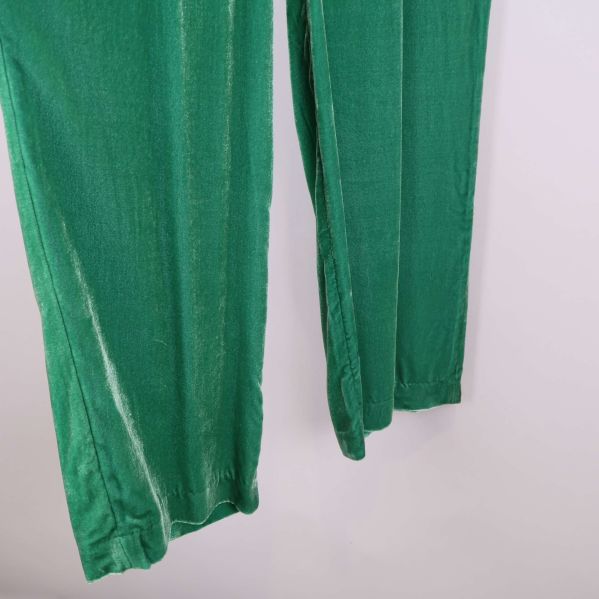 Sammetsbyxans benslut i detalj