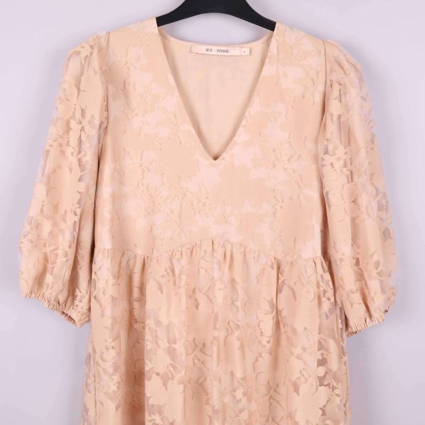 Detaljer på klänningens överdel