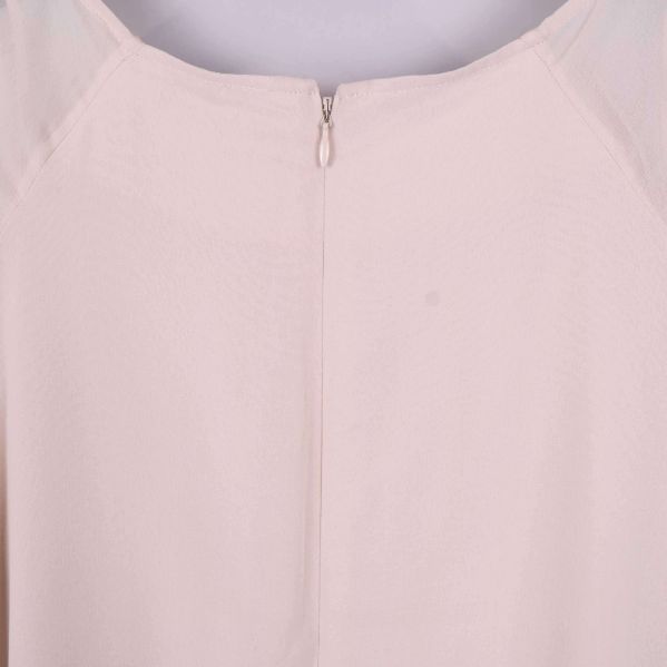 Snygg halsringning och tydlig logga