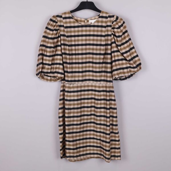 Rutigt klänning med puffärm