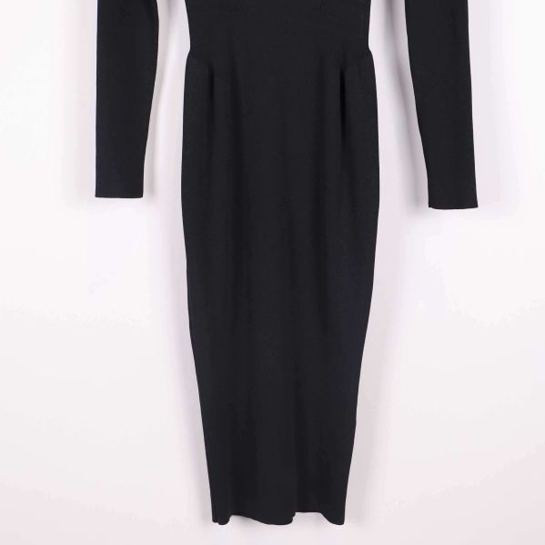 Närbild på nederdelen av svart klänning med rak passform