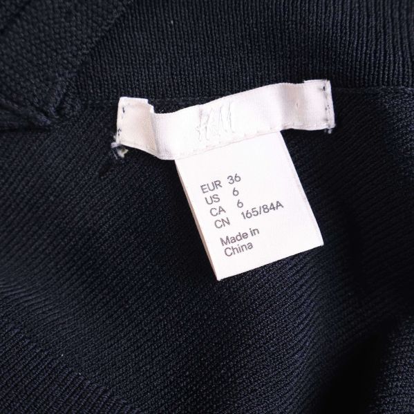 Storleksetikett visar EUR 36 på svart tyg