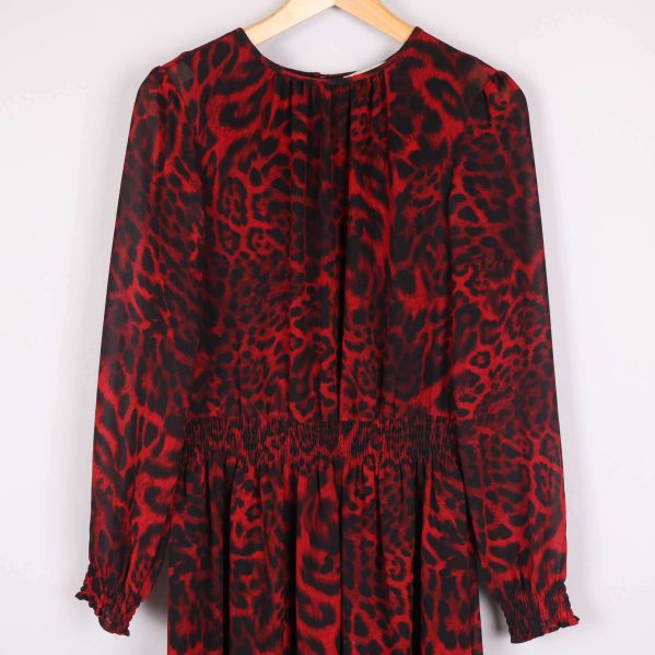 Detalj överdel mönstrad klänning