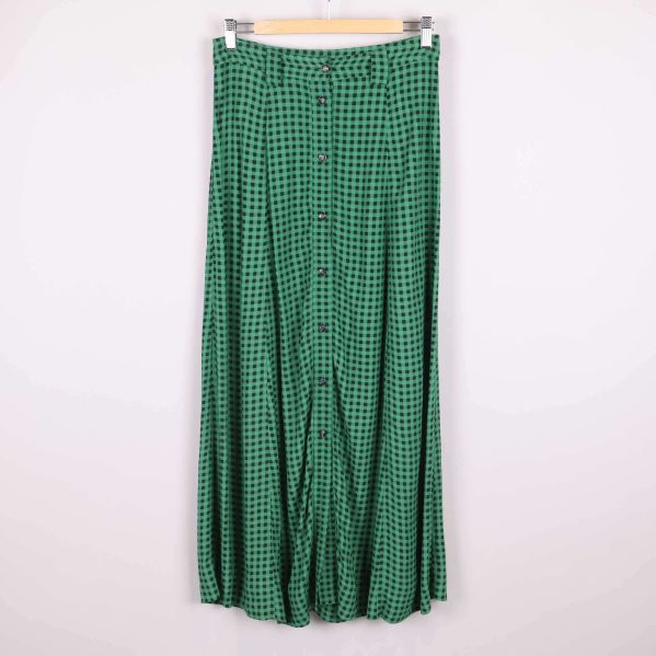 Framifrån: lång rutmönstrad kjol