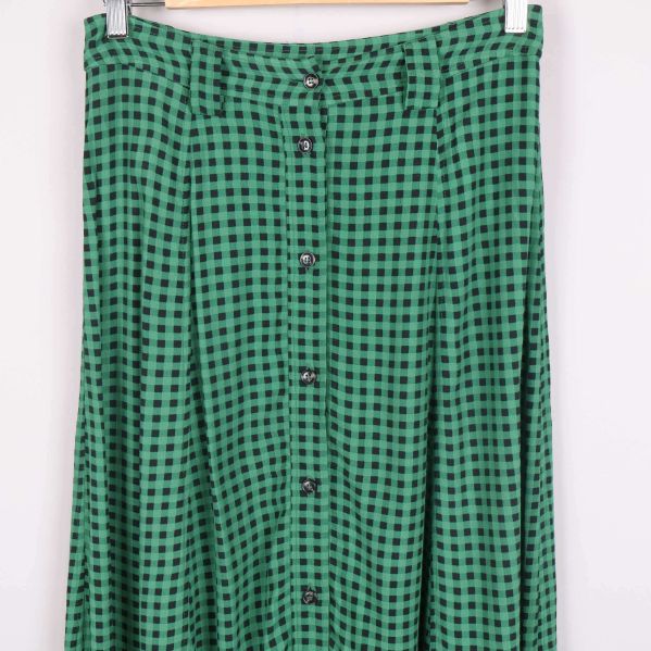 Detalj av knappslå framtill