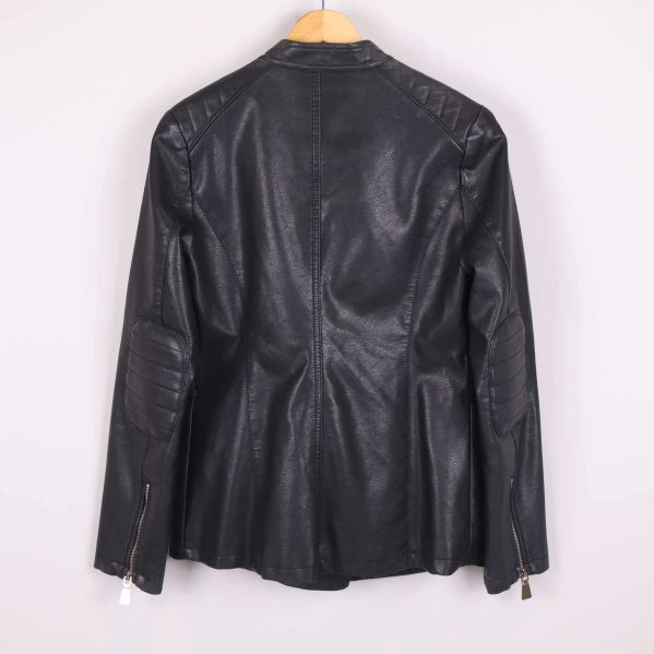 Detaljerad rygg och ärmsömmar