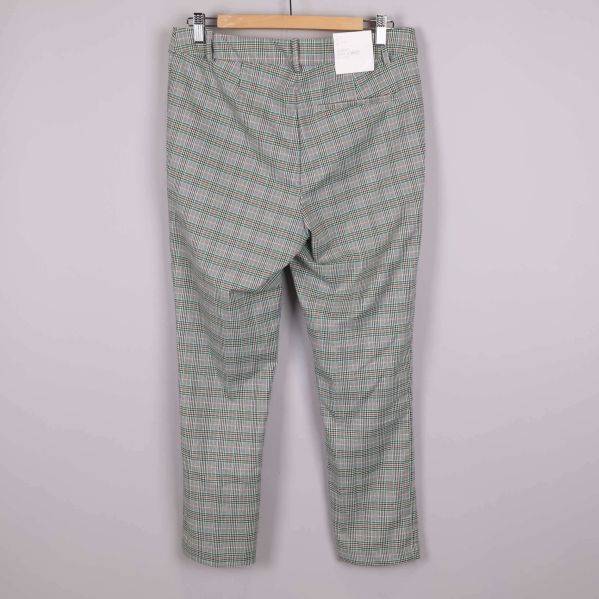 Baksidan av rutiga slacks