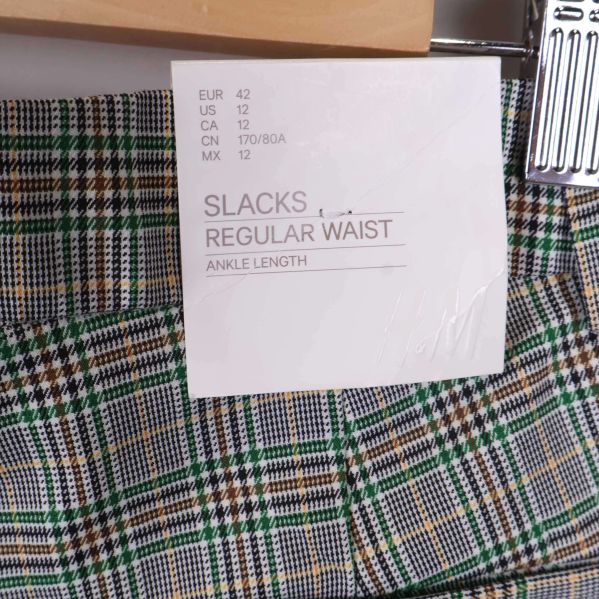 Etikett med storlek och slacks regular waist-uppgift