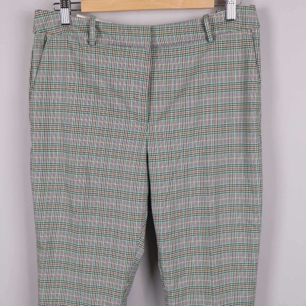 Närbild på benens avslut på rutiga slacks