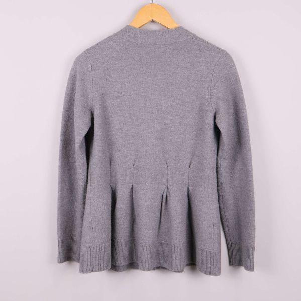 Veckade detaljer och dekorativa knappar