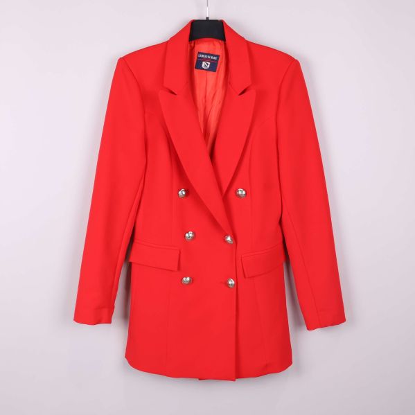 Röd kavaj framtill med knappar