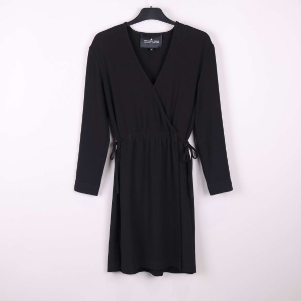 Helbild framtill på svart klänning