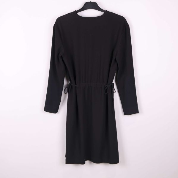 Helbild bak på svart klänning