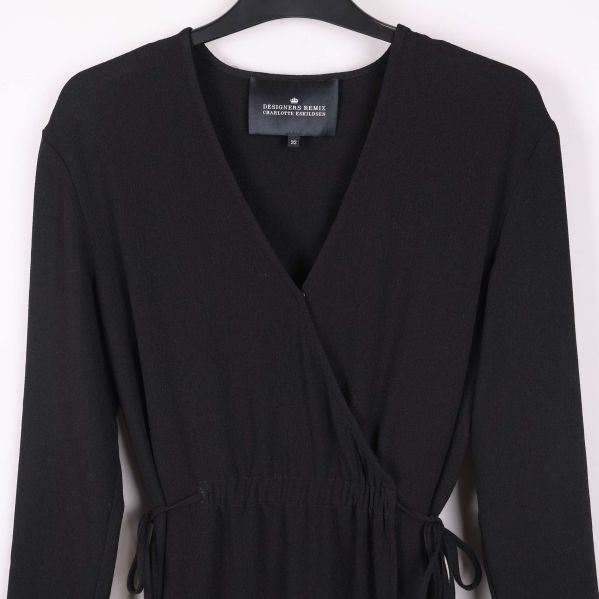 Omslagskonstruktion och knytband i midjan