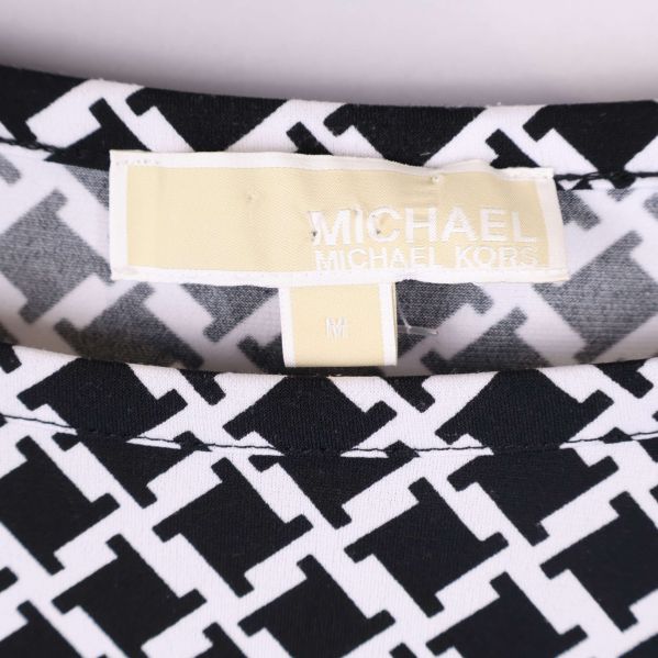 Varumärkesetikett i nacken