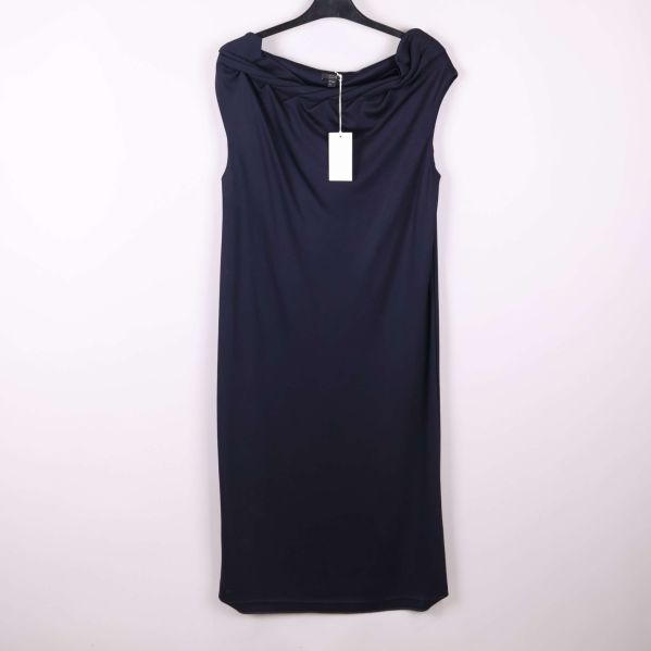 Framvy av draperad klänning