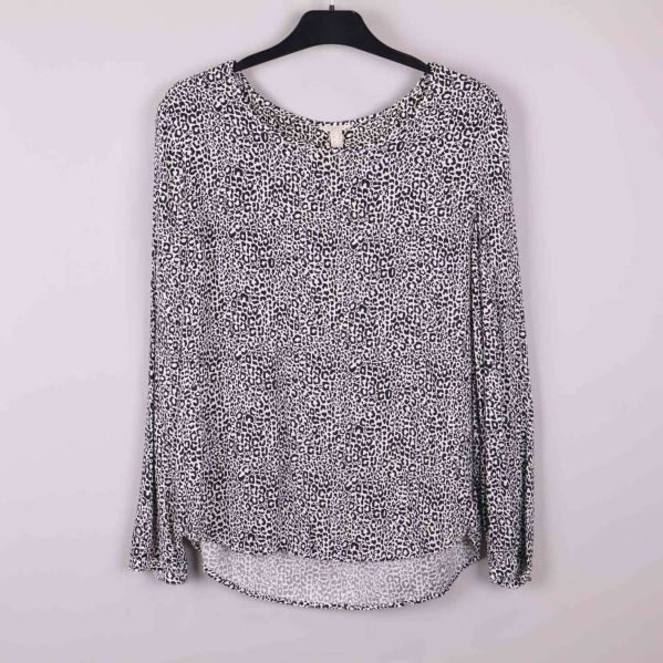 Framsida på leomönstrad blus