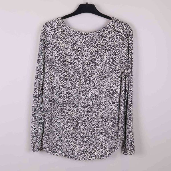 Baksida på leomönstrad blus