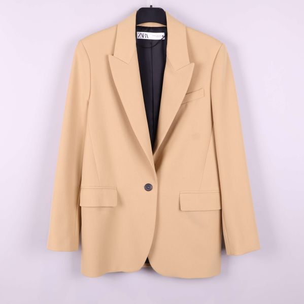 Modern beige kavaj framifrån