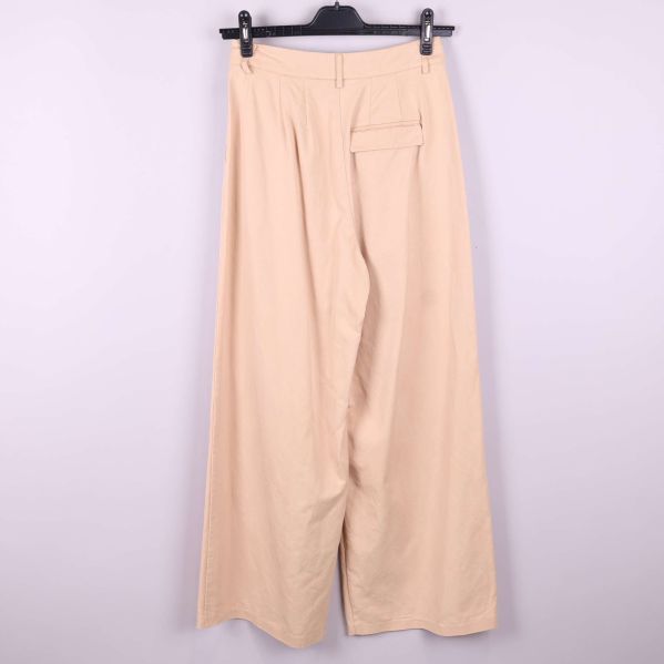 Breda byxor bakifrån med ficka