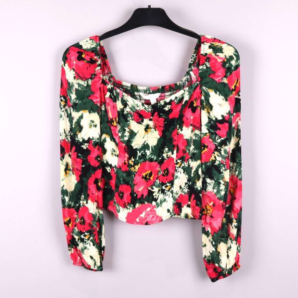 Baksida av topp med designad hals