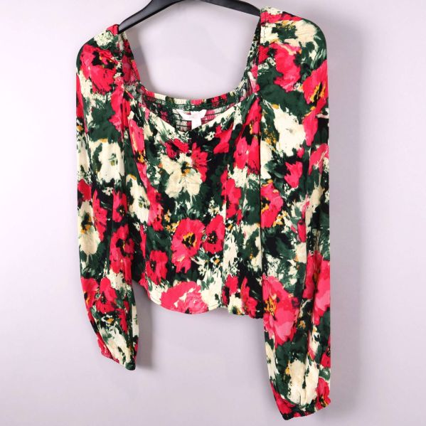 Topp med stilfull detaljerad hals