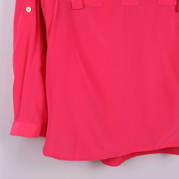 Cerise blus fålldetalj
