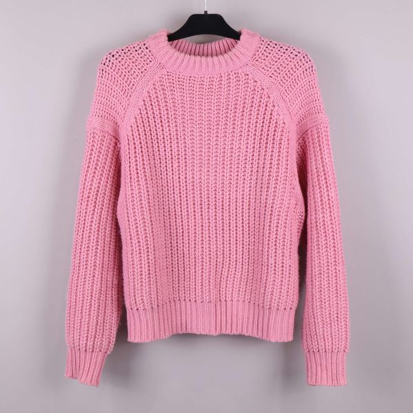 Rosa stickad tröja fram