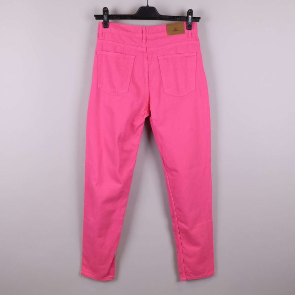 Rosa jeans bakifrån