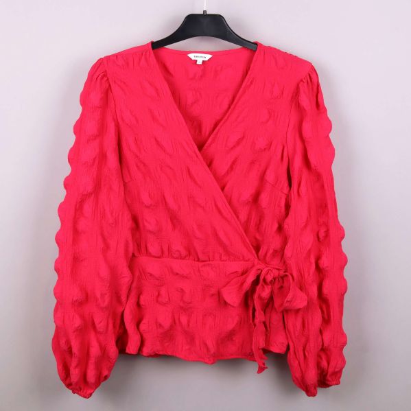 Framifrån vy av omlottblusen