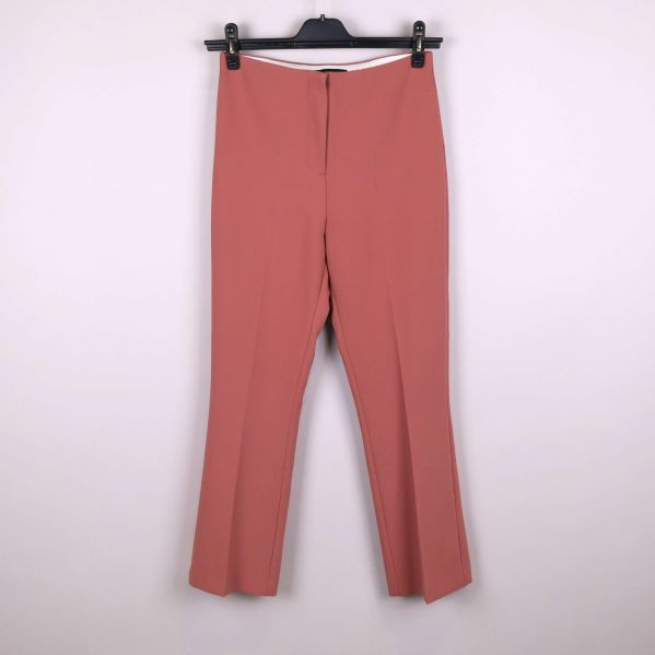 byxor upphängda framifrån med pressveck