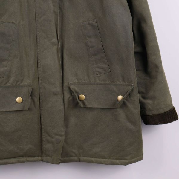 Närbild på jackans högra ficka med tryckknappar