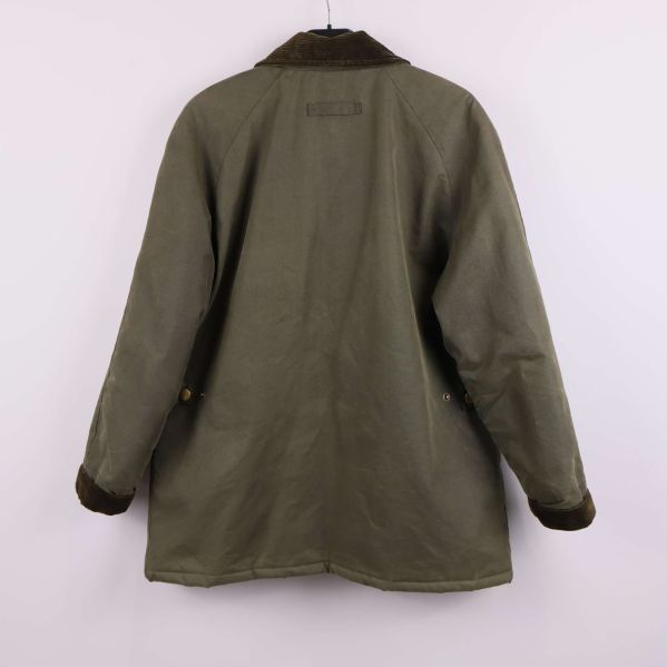 Baksidan av olivgrön jacka med bruna detaljer
