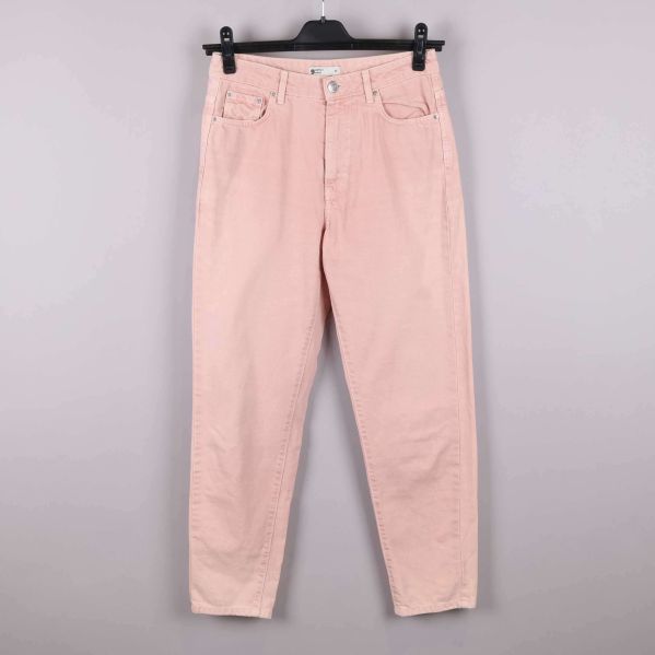 Framsidan av ljusrosa jeans