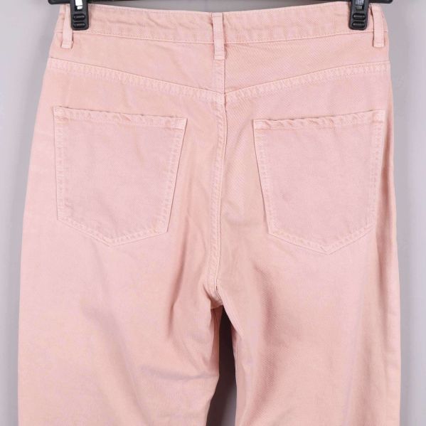 Detalj av midja och etikett