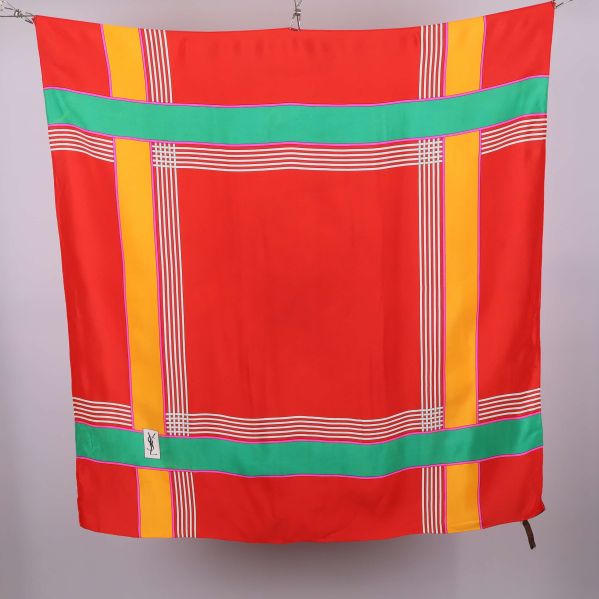 Större vy av röd scarf med gröna och gula detaljer