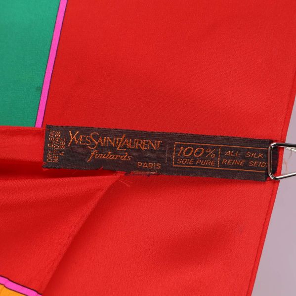 Materialetikett visar 100% siden på scarf från YSL