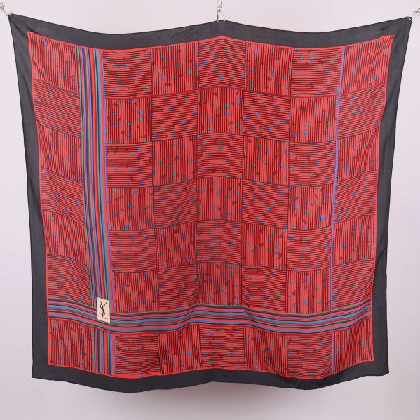 Kvadratisk scarf utvikt med ränder och små färginslag