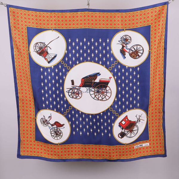 Kvadratisk scarf med blå bakgrund och färgglada vagnmotiv