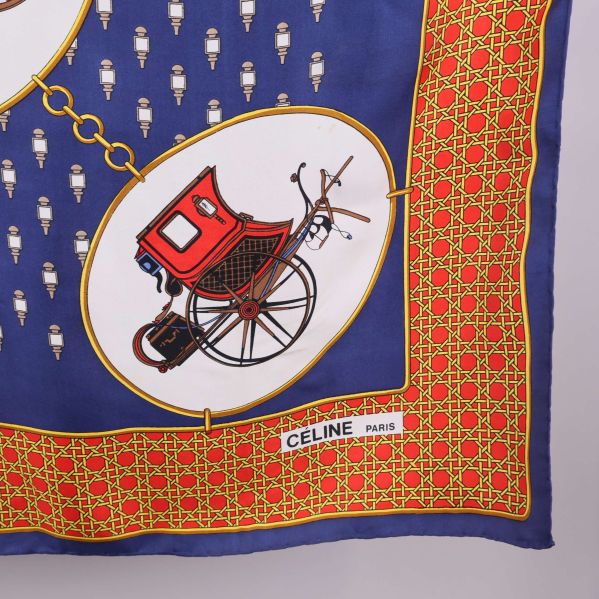 Närbild på hörnet av scarf med CELINE PARIS-etikett