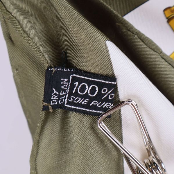 Materialetikett med texten 100% soie pure